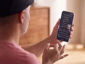 Человек, показывающий знак языком жестов одной рукой перед смартфоном Pixel, на экране которого отображается распознанный текст в приложении Gboard