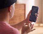 Человек, показывающий знак языком жестов одной рукой перед смартфоном Pixel, на экране которого отображается распознанный текст в приложении Gboard