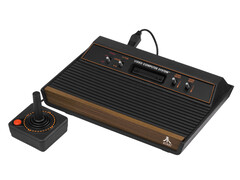 Ретро-консоль для видеоигр Atari 2600, сфотографированная на простом белом фоне. (Источник изображения: Evan-Amos на сайте Wikimedia Commons)