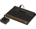 Ретро-консоль для видеоигр Atari 2600, сфотографированная на простом белом фоне. (Источник изображения: Evan-Amos на сайте Wikimedia Commons)