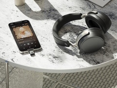 Беспроводные наушники Sennheiser HDB 630 оснащены передатчиком USB-C для смартфонов, который поддерживает передачу звука высокого разрешения aptX Adaptive. (Источник изображения: Sennheiser)