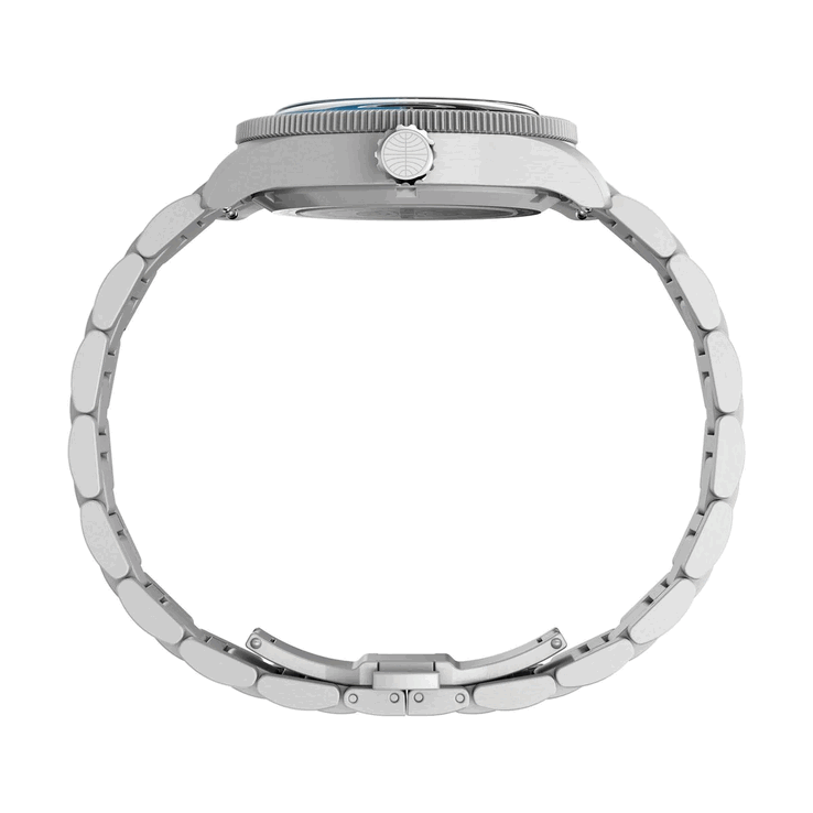Часы Timex Pan Am Waterbury Automatic GMT, изображённые в профиль, с акцентом на корпус из матовой нержавеющей стали и увеличенную заводную головку с логотипом Pan Am.