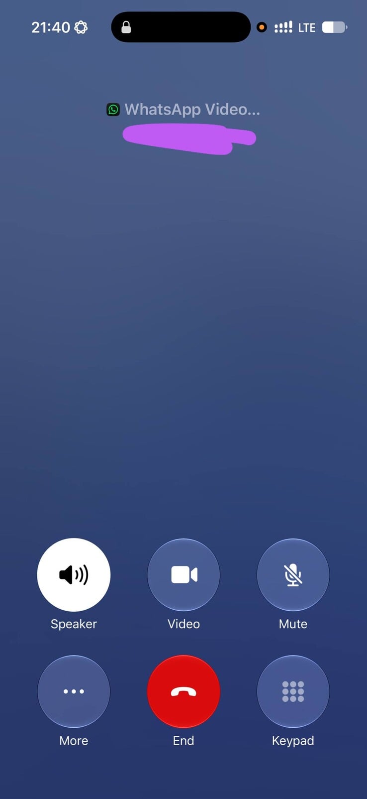 Интерфейс звонков в WhatsApp на iPhone использует стандартный экран мобильной связи компании Apple