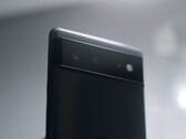 Задняя панель чёрного телефона Google Pixel с характерным для серии Pixel 6 блоком камер