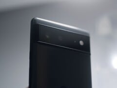 Задняя панель чёрного телефона Google Pixel с характерным для серии Pixel 6 блоком камер