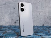 Модель Poco X8 выходит на рынок вслед за моделью X8 Pro Max, изображённой на фотографии.