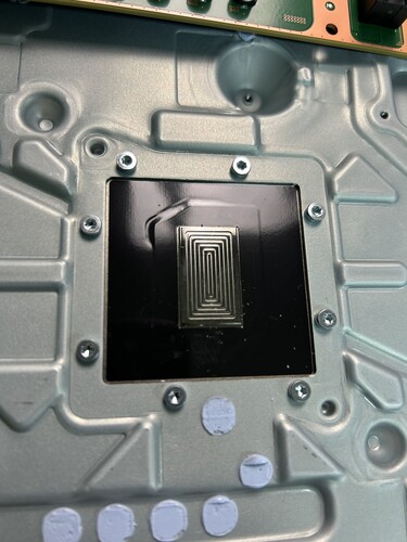 Новая PlayStation 5 Slim из жидкого металла (источник изображения: @Modyfikator89 на X)