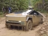 Кибергрузовик Tesla смог преодолеть довольно сложную грязевую лужу с третьей попытки. (Источник изображения: Andrew Hodgdon через Facebook)