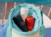 Grip выпускается в шести ярких цветах, включая три, показанные здесь (Источник изображения: JBL)