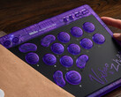 компания 8BitDo сотрудничает с игроками Vxbao и Zhen Esports для создания Arcade Controller Transparent Purple Signature Edition. (Источник изображения: 8BitDo)