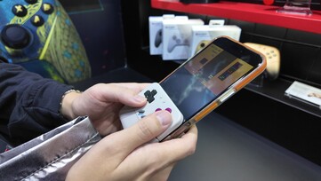 Неанонсированный мини-контроллер GameSir на выставке Tokyo Game Show. (Источник изображения: @yoshivesmovie на X)