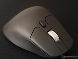 Вид спереди справа Keychron M6 8K. 
