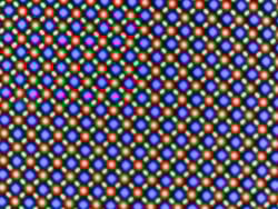 OLED-дисплей основан на субпиксельной матрице RG/BG, состоящей из одного красного, одного синего и одного зеленого светоизлучающего диода каждый