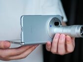 Модель Vivo X Fold 6, представленная на фотографии с телеконвертером Zeiss, будет доступна в четырёх цветовых вариантах. В новом промо-видео устройство прошло испытания на прочность.