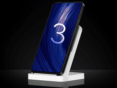 Poco F7 Ultra стал первым телефоном под брендом Poco, получившим обновление HyperOS 3. На снимке: телефон на беспроводном зарядном устройстве. (Источник изображения: Xiaomi - отредактировано)