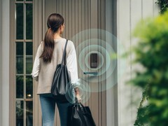 Aqara Smart Lock U400 показан снаружи дома (Источник изображения: Aqara PR)