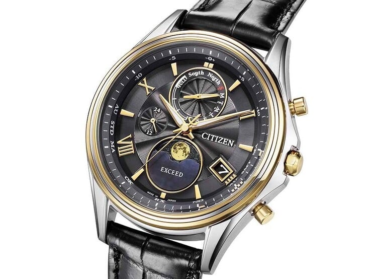 Вид спереди часов Citizen Exceed «Mid-Autumn Moon» ограниченной серии BY1025-17E с черным перламутровым циферблатом, аналоговым индикатором фаз Луны в положении «6 часов», янтарно-желтыми стрелками и индексами, а также черным ремешком из кожи крокодила.