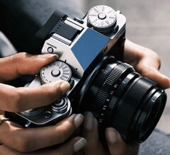 По имеющимся данным, выпуск преемника представленной на фотографии модели Fujifilm X-T5 задерживается.