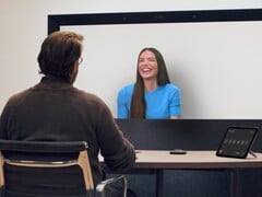 Пользователь тестирует 3D-видеозвонки Google Beam на выставке I/O 2025 (Источник изображения: Google)