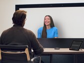 Пользователь тестирует 3D-видеозвонки Google Beam на выставке I/O 2025 (Источник изображения: Google)