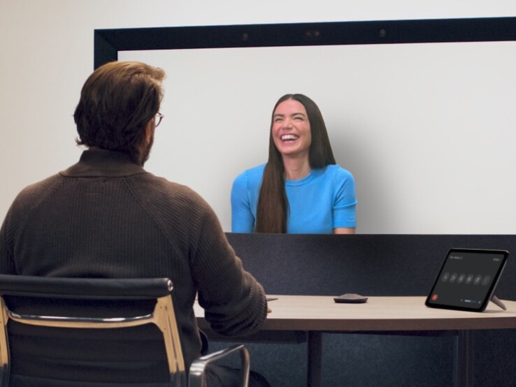 Пользователь тестирует 3D-видеозвонки Google Beam на выставке I/O 2025 (Источник изображения: Google)