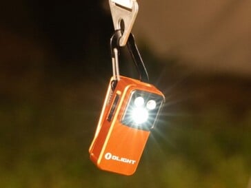 Фонарь Olight Oclip 2 можно подвесить за отверстие для зажима.
