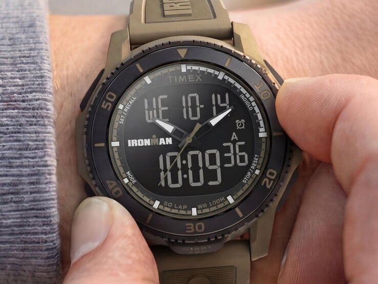 На запястье изображены часы Timex Ironman Adrenaline ana-digi песочного цвета с чёрным безелем и видимым цифровым дисплеем.