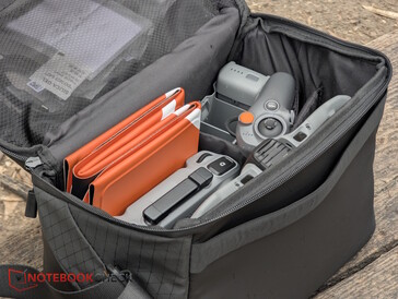 Сумка входит в комплект Fly More Combo, а контроллер движения - нет