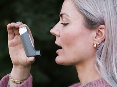 Человек держит ингалятор (Источник изображения: CNordic Nordic через Unsplash; обрезано)