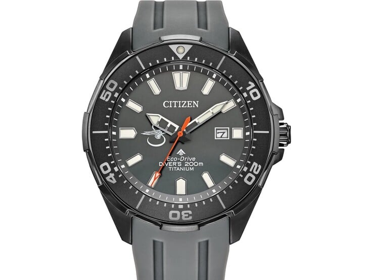 Часы Citizen Promaster Seahawk x Sikorsky BN0207-06H с серым циферблатом, черным дайверским безелем, оранжевой секундной стрелкой и серым полиуретановым ремешком.