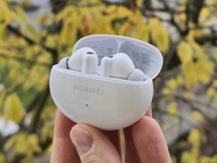 Обзор Huawei FreeBuds 6i от Notebookcheck (Источник изображения: Marcus Herbrich)