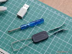 В комплект Keychron C1 Pro 8K входят инструменты для разборки и адаптер USB C-to-A. 