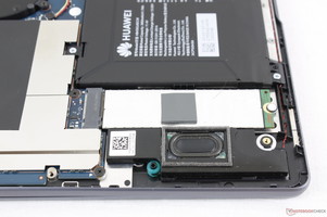 Слот M.2 расположен между динамиком и батареей. Заметили пломбу на SSD?