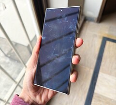 Samsung Galaxy S24 Ultra уже демонстрирует неприглядное обесцвечивание дисплея у некоторых пользователей (Источник изображения: @xeetechcare, X)