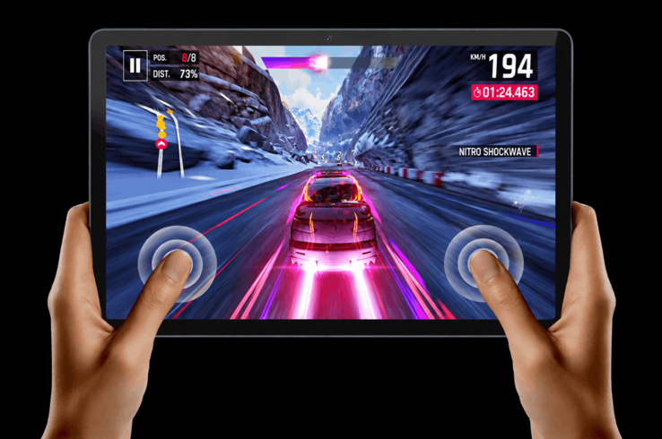 Ноутбук Lenovo X11A, показанный в процессе использования для игр