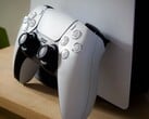 Изображение контроллера PlayStation 5 DualSense, прислонённого к консоли PS5