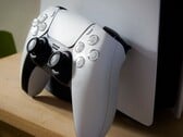 Изображение контроллера PlayStation 5 DualSense, прислонённого к консоли PS5