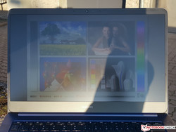 Поведение экрана ноутбука на улице в солнечный день