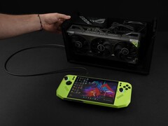 Док-станция Razer Core X V2 eGPU с видеокартой Nvidia GeForce RTX, подключенной к портативному игровому ПК MSI Claw A8. (Источник изображения: ETA PRIME через YouTube)