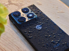 Razr Fold в одном из двух начальных цветов.