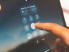 Палец вводит PIN-код на цифровой клавиатуре на экране