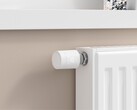 Радиаторный термостат Aqara W600 установлен на белом радиаторе (Источник изображения: Aqara)