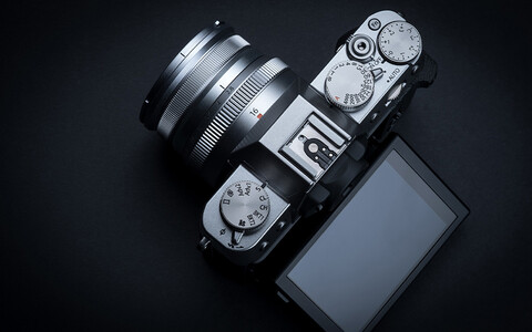 На верхней и задней панелях Fujifilm X-T30 II расположено множество тактильных элементов управления, что делает ее привлекательной для любителей 