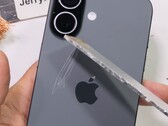 Задняя панель iPhone 17 постоянно царапается алюминием. (Источник изображения: JerryRigEverything на YouTube, скриншот)