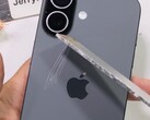 Задняя панель iPhone 17 постоянно царапается алюминием. (Источник изображения: JerryRigEverything на YouTube, скриншот)