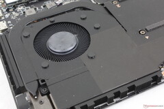 Сдвоенные ~60 мм вентиляторы в MSI Stealth 18 могут шуметь до 63 дБ(A), но любые преимущества в производительности в лучшем случае незначительны (Источник изображения: Notebookcheck)