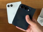 Складной телефон, возможно, получит название iPhone Duo. На фотографии: макеты смартфона, созданные на основе слухов.