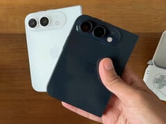 Складной телефон, возможно, получит название iPhone Duo. На фотографии: макеты смартфона, созданные на основе слухов.