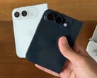Складной телефон, возможно, получит название iPhone Duo. На фотографии: макеты смартфона, созданные на основе слухов.