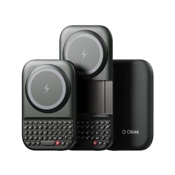 Клавиатура Clicks Power Keyboard удваивается в качестве беспроводного зарядного устройства. (Источник изображения: Clicks)